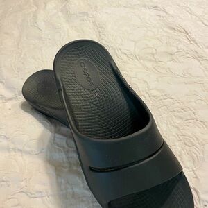 OOFOS M6 W8 EU39 like new never worn.  Black